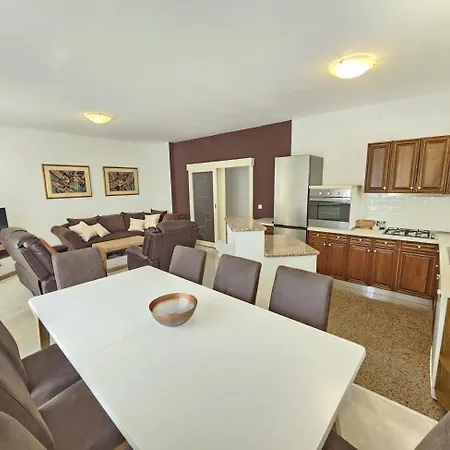 Appartamento Blaz 4 - For 6-8 Persons, 150 M From The